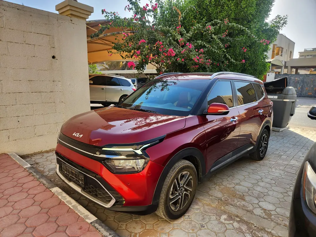 Kia Carens 2023 — photo 1 of 19