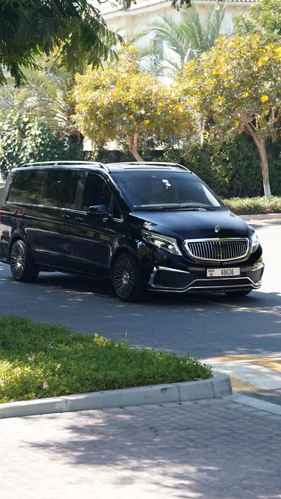 Mercedes-Benz V-Class 2020 — photo 1 of 5