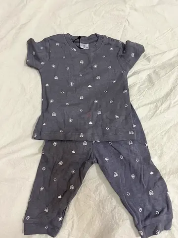 Unisex baby clothes 20 dhs
