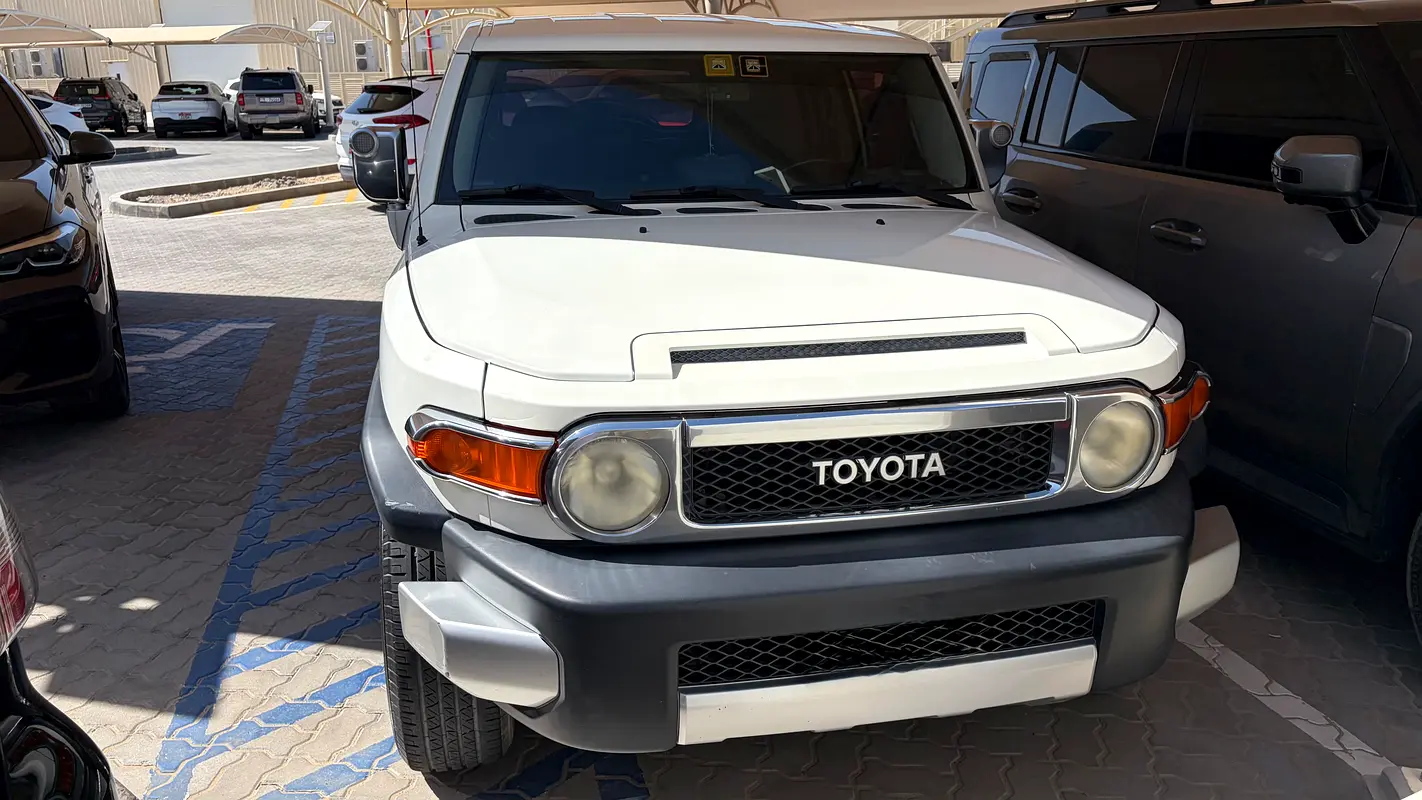 Toyota FJ Cruiser 2011 — photo 1 of 8