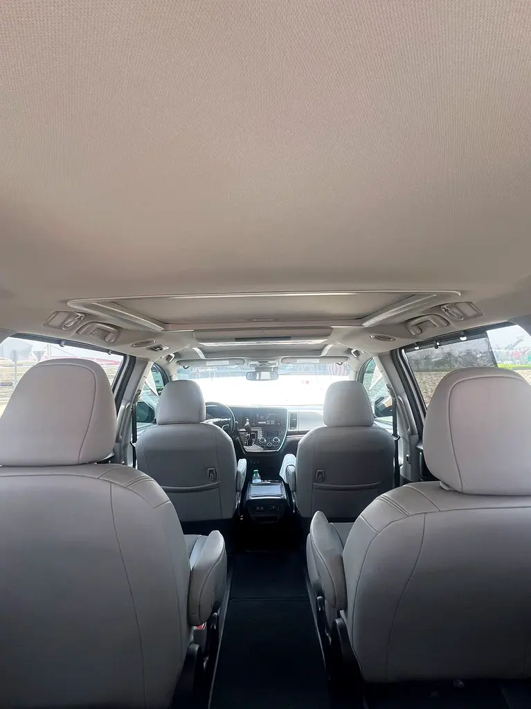 Toyota Sienna 2018 — photo 1 of 7