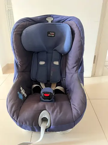 Used infant car seat in good condition - safe and comfortable