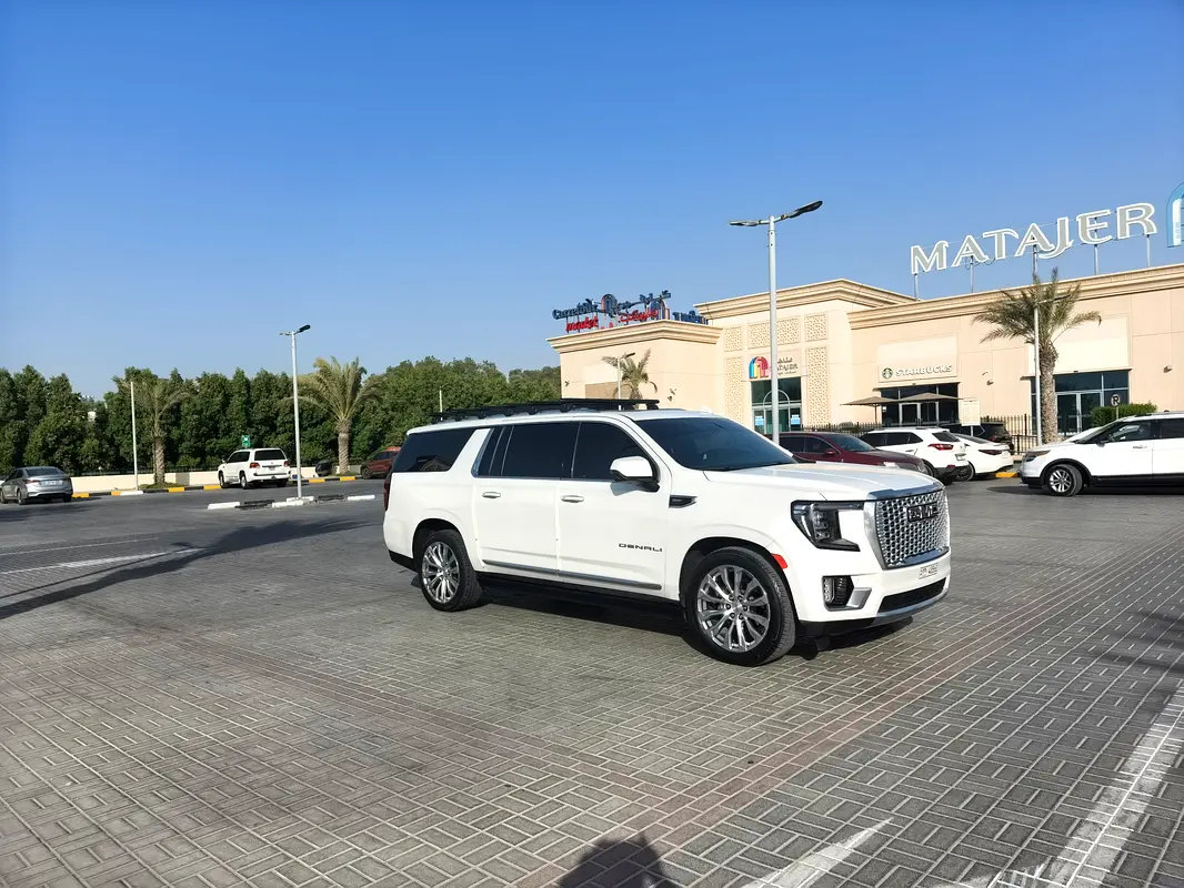 GMC Yukon 2023 — photo 1 of 20