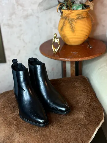 Black leather pointed toe ankle boots (mens) - gently used
