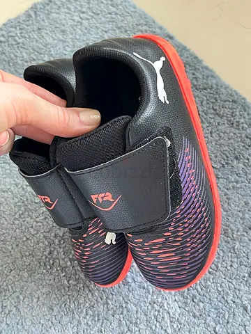 Puma kids football shoes with Velcro - size 26