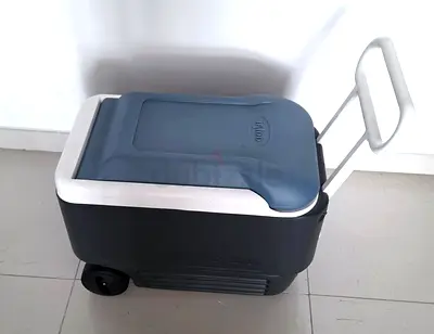Igloo MaxCold Wheeled Cooler Box (40 qt) + 5 Igloo MaxCold Ice Blocks - Good Condition