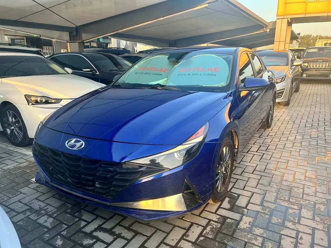 Hyundai Elantra 2022 — photo 1 of 12