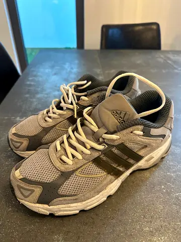 Adidas walking 42