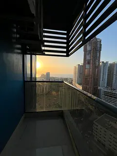 **English Translation:** Spacious 3-bedroom apartment with a sea view available for annual rent. Ide