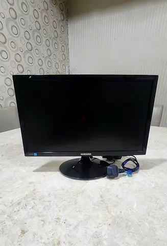 Samsung 22 LED Monitor with VGA Cable - Good Working Condition