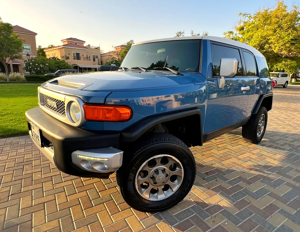 Toyota FJ Cruiser 2012 — photo 1 of 17
