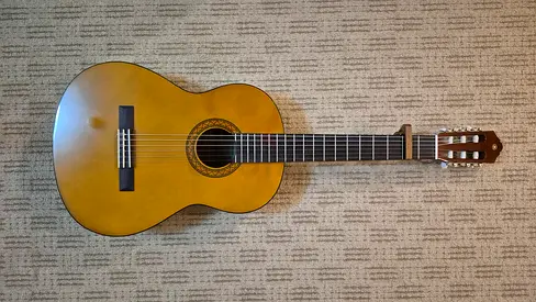 Classic full-size nylon-string acoustic guitar Yamaha C40 + accesories