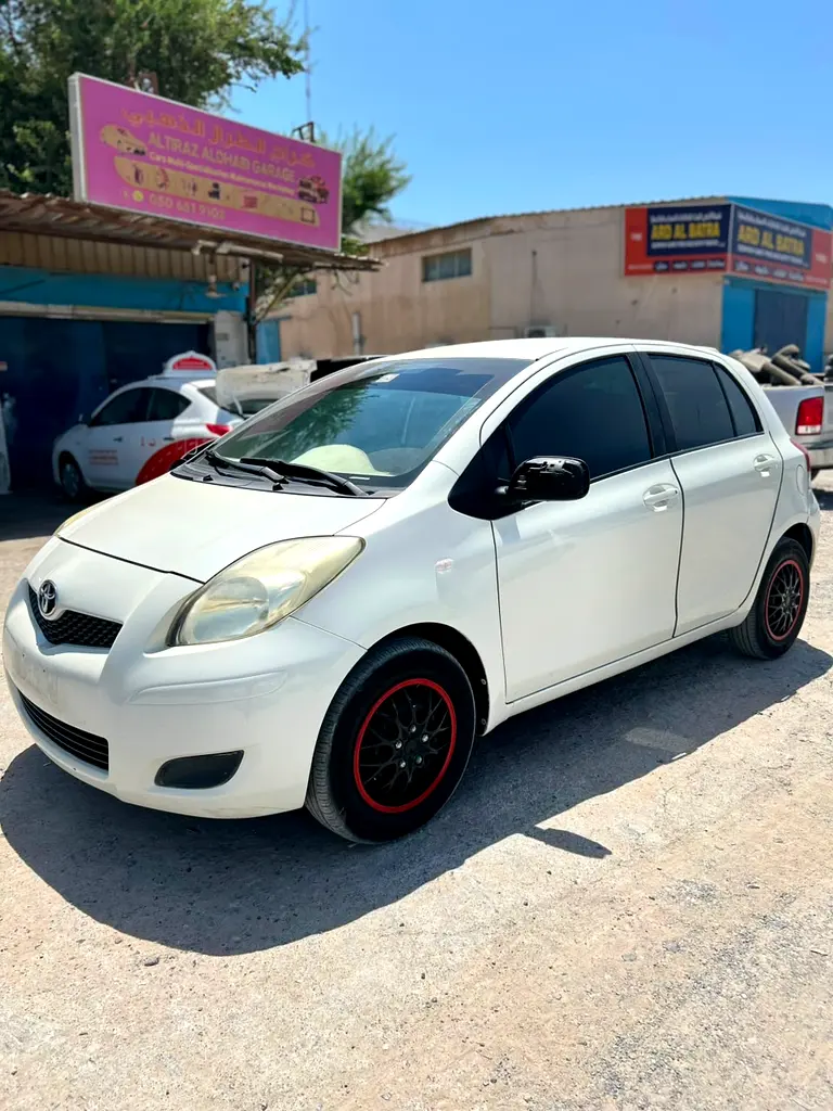 Toyota Yaris 2011 — photo 1 of 9
