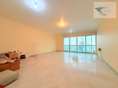 Bright & Airy Apartment | Panoramic Views | Maid | Best Location