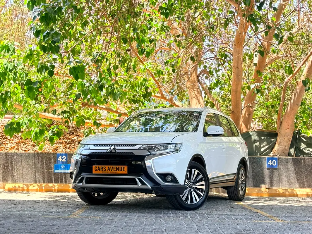 Mitsubishi Outlander 2023 — photo 1 of 10