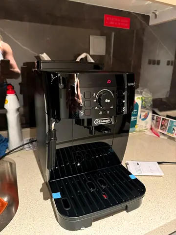 DeLonghi Magnifica Espresso Coffee Machine - Excellent Working Condition. Less than 1 year old.