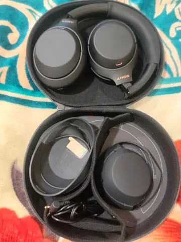 Sony WH-1000XM4 (or similar) Wireless Noise-Cancelling Headphones with Case