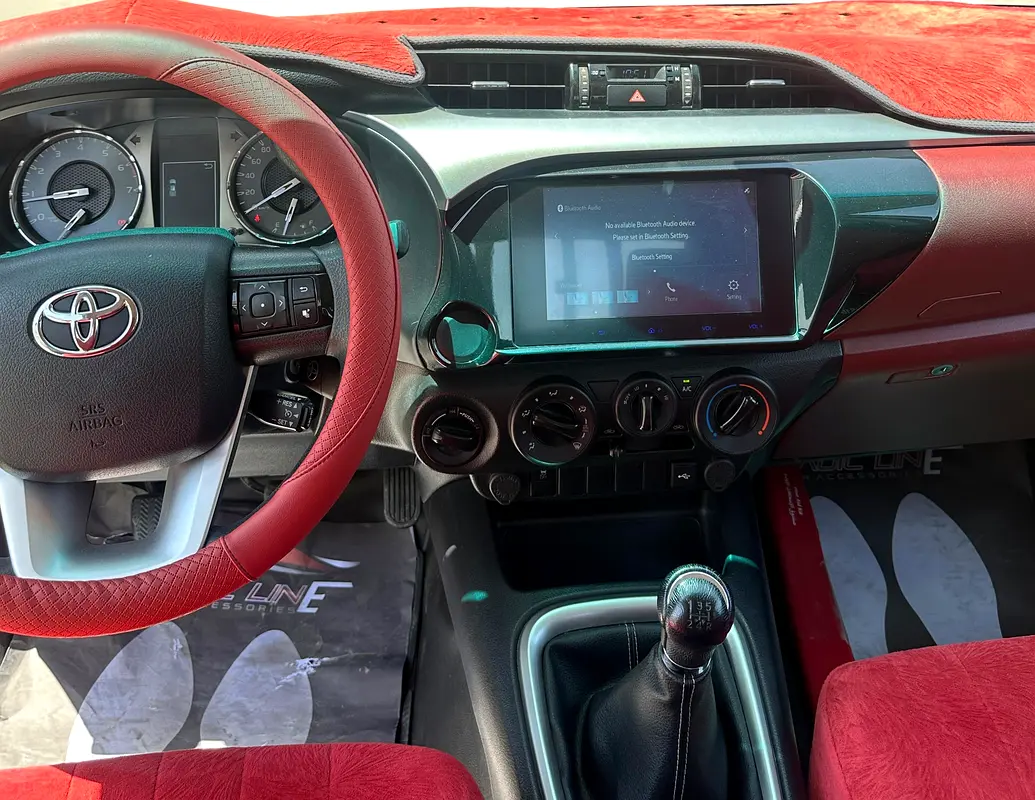 Toyota Hilux 2025 — photo 1 of 4