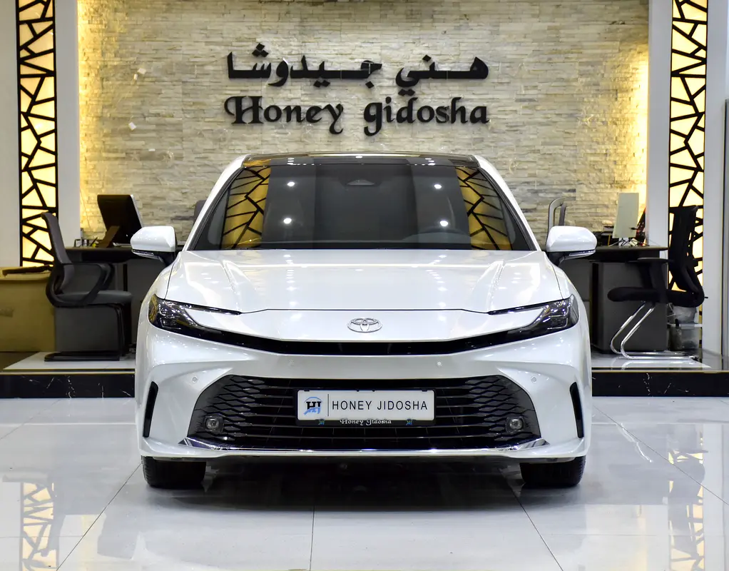 Toyota Camry 2025 — photo 1 of 18