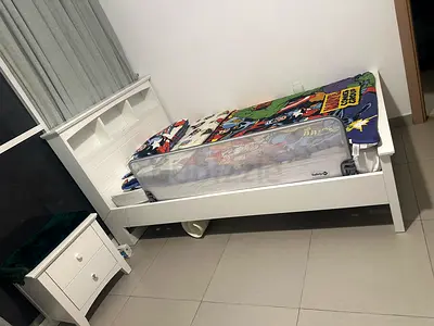 White toddler bed with bookshelf lightning headboard (single 120x200) - Good condition