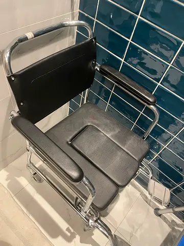 Commode chair