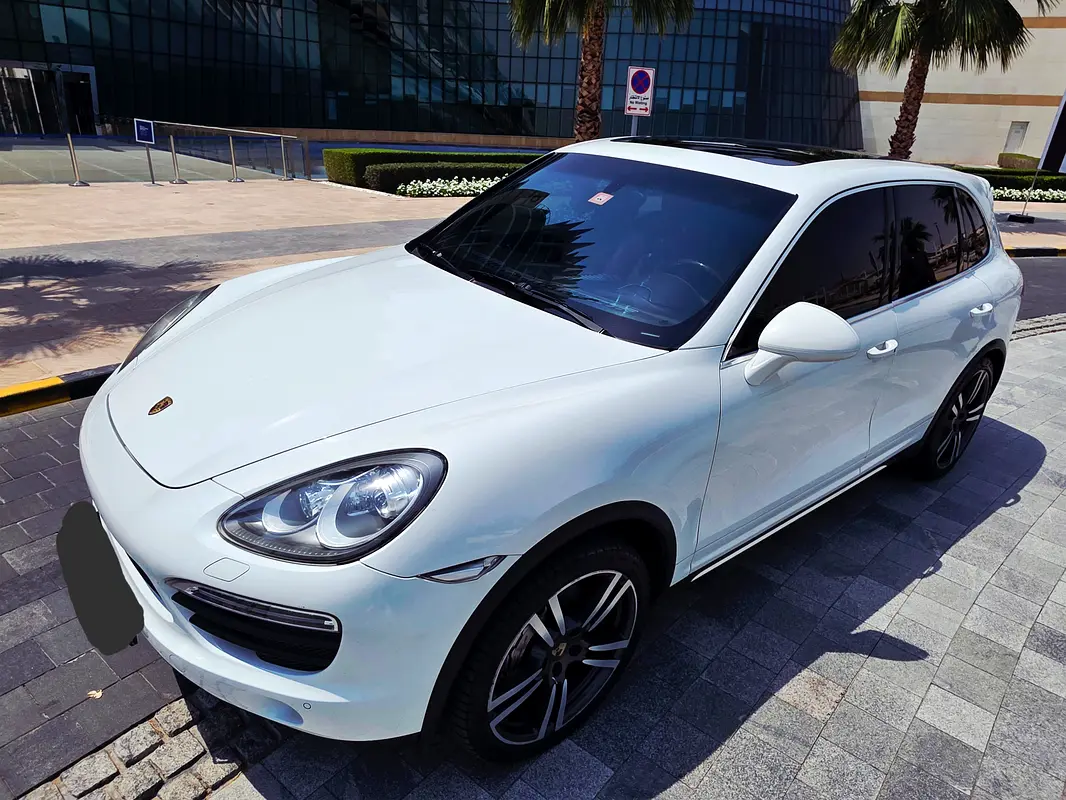 Porsche Cayenne 2012 — photo 1 of 1