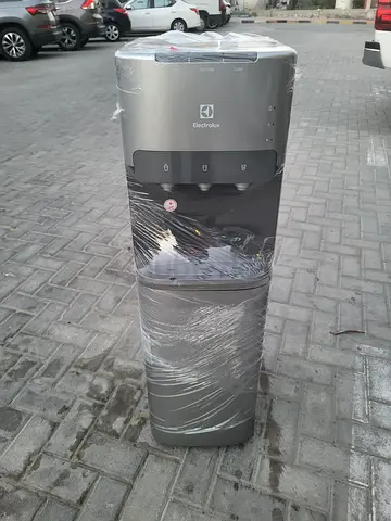 Bottom load water dispenser