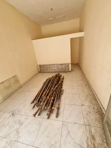 محل تجاري للإيجار السنوي في النباعة الشارقة بمساحة كبيرة وموقع حيوي مناسب لمختلف الأنشطة التجارية