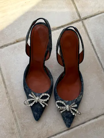 Amina Muaddi Crystal Bow Denim Heels – Size 42 ✨

Stunning and iconic Amina Muaddi heels with sparkl