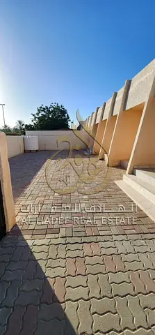 ملحق غرفة خادمة غرفة إضافية واسعة مميزات العقار: مجدد بالكامل سيراميك جديد مطبخ جديد حمامات جديدة مكيفات جديدة جاهز للسكن موقع مميز على شارع عام وقريب