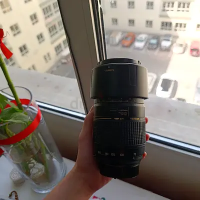 Tamron 70‑300mm Telephoto Zoom Lens + Caps