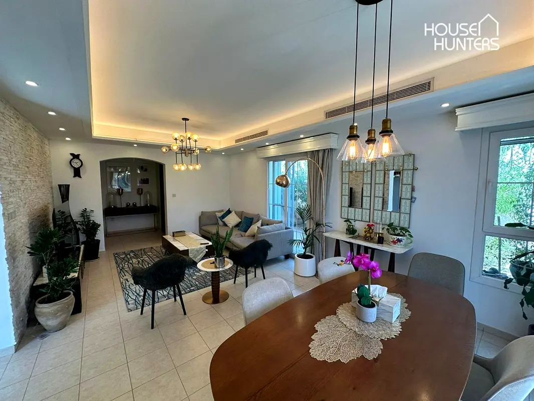 Overlooking the lake | Must See | Immaculate