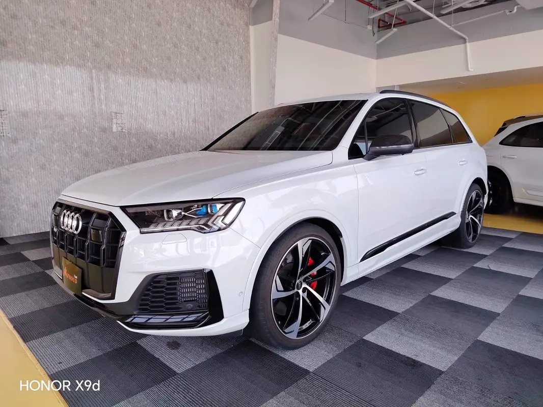 Audi SQ7 2023 — photo 1 of 20