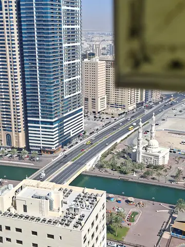 للإيجار السنوي في الخان – الشارقة، شقة مميزة تتكون من غرفتين وصالة، غرفتين ماستر، غرفة خادمة ماستر، 3 حمامات، مع موقف سيارة مجاني، مسبح وجيم مجاني. مو