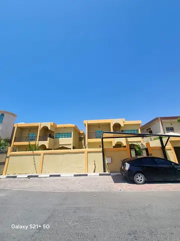 فيلا فاخرة للإيجار السنوي في الشارقة الرفاعة  اول ساكن اطلالة بحرية مميزة موقع هادئ ومناسب للعائلات  الطابق الاول حوش كبير 2 رسبشن واسع مطبخ غرفة خادم