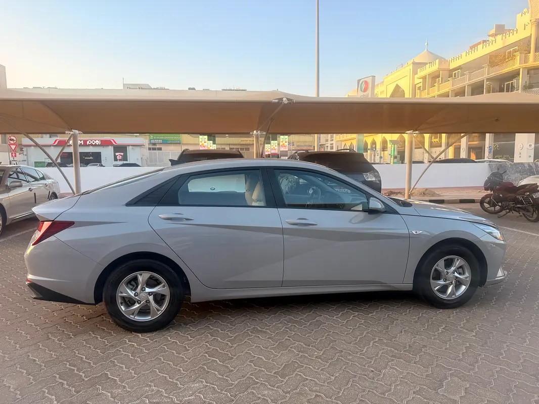 Hyundai Elantra 2022 — photo 1 of 19