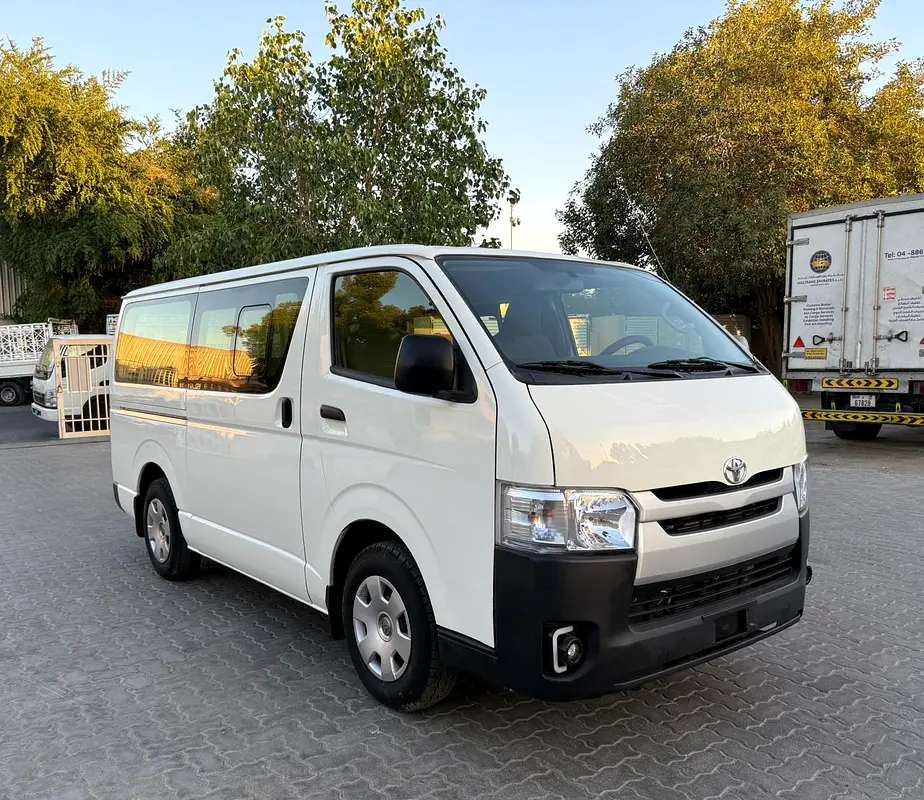 Toyota Hiace 2016 — photo 1 of 8