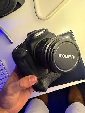 Canon 600 D body + rubber case + grip + 1 battery , no charger tho.