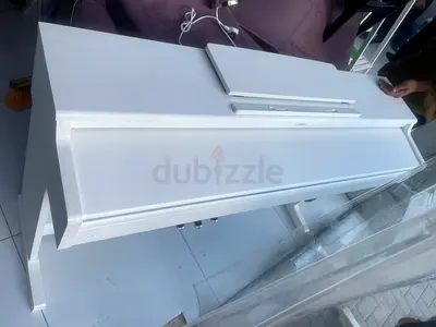 White Digital Piano / Keyboard with Stand (Good Condition)