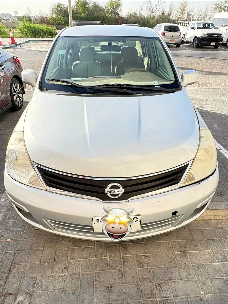 Nissan Tiida 2011 — photo 1 of 3