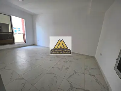 فرصة مميزة للإيجار السنوي شقة واسعة في منطقة الجرف 2 بعجمان، تتميز بتشطيبات ممتازة وتصميم عملي يوفر الراحة والخصوصية للعائلات، مع موقع حيوي قريب من جم