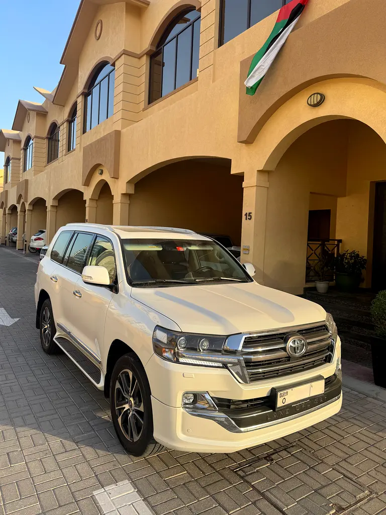 Toyota Land Cruiser 2020 — photo 1 of 9