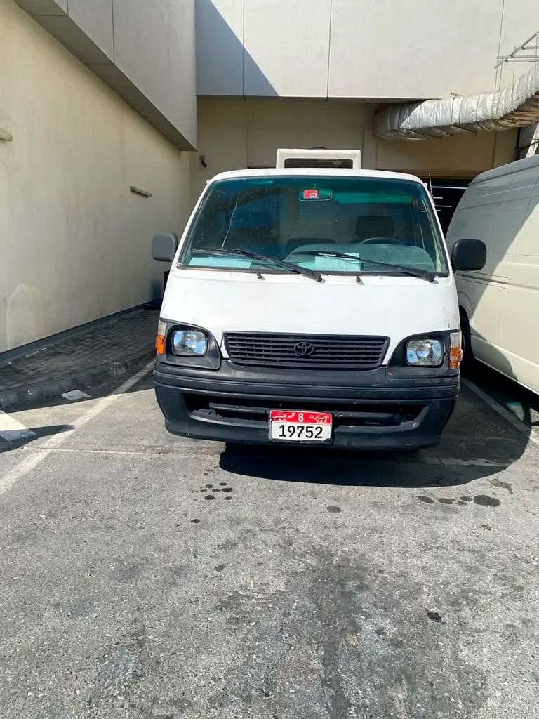 Toyota Hiace 2004 — photo 1 of 4