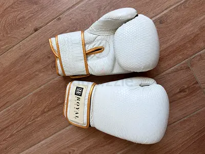 White Royal boxing gloves - never used, size M