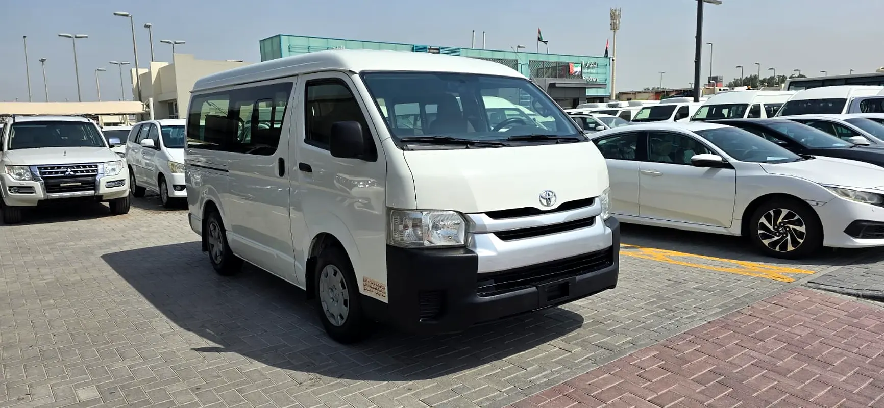 Toyota Hiace 2016 — photo 1 of 18