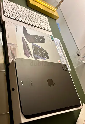 iPad Pro 11 inch M4 256 GB WIFI with Apple Pencil Pro, Apple Keyboard and ESR Case