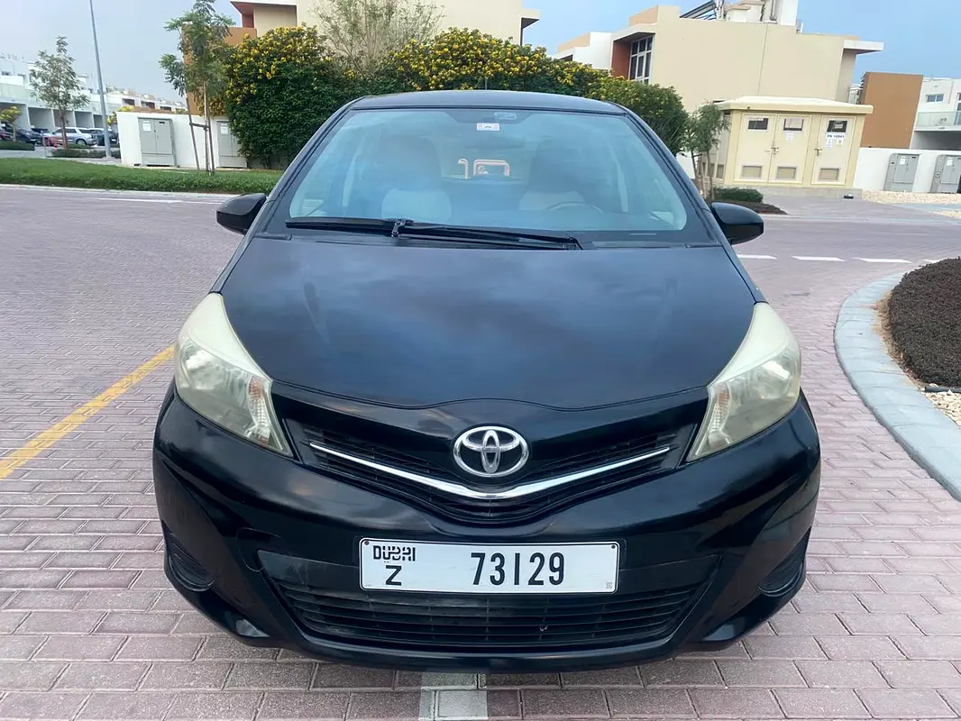 Toyota Yaris 2014 — photo 1 of 15