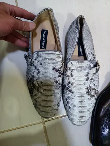 White snakeskin-pattern mens loafers by Mocassini - size visible insole