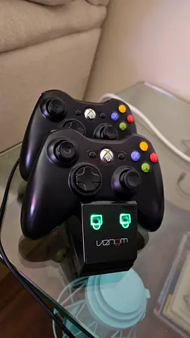 XBox 360 + Controllers + 21 Games