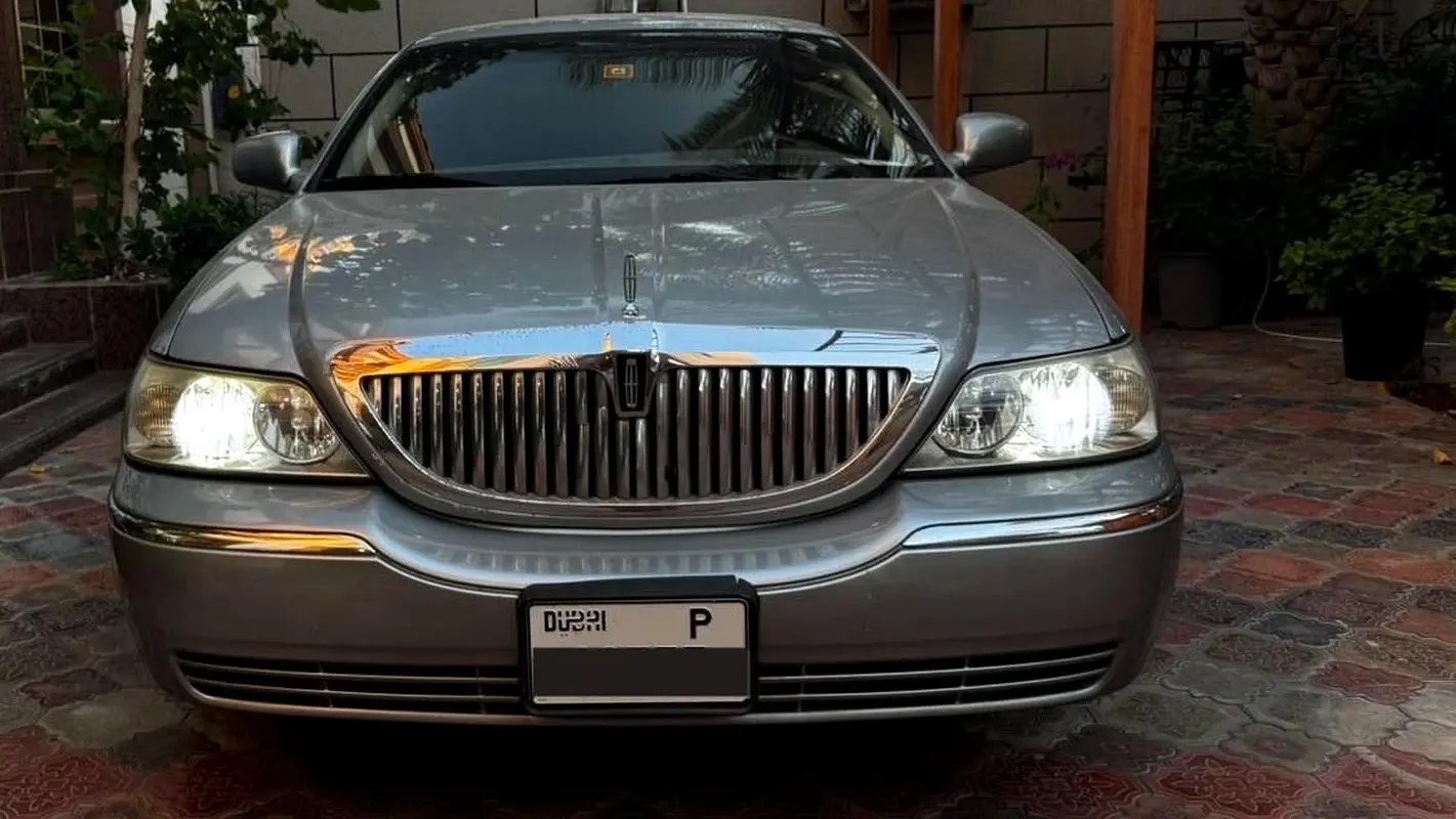 Lincoln Town Car 2006 — photo 1 of 11